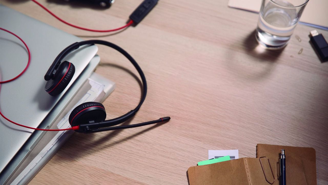 imagenacion.com fotos 1 369 PLT Blackwire3200Series Lifestyle